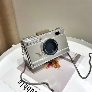 Détail du sac bandoulière argenté en forme d'appareil photo avec strass et chaîne