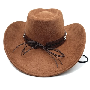 Detail eines braunen Cowboyhuts aus Wildlederimitat mit Nietengürtel und Verzierung