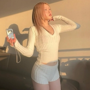 Schickes weißes Zopfstrick-Zweiteiler-Set mit V-Ausschnitt Langarm-Crop-Top und Shorts