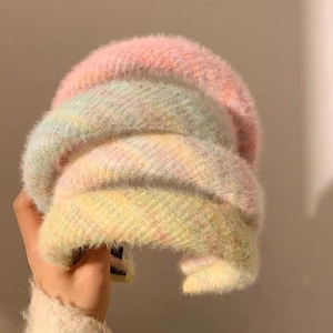 Serre-tête tressé en peluche aux couleurs pastel arc-en-ciel à design volumineux