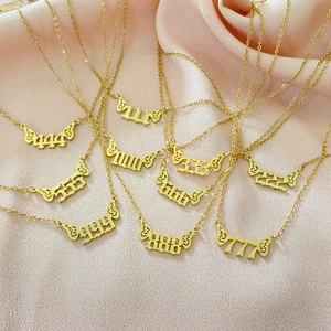 Collier en acier inoxydable plaqué or 18 carats avec chiffres angéliques et ailes papillon