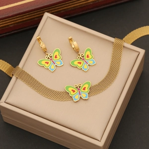 Parure de bijoux papillon en acier doré avec émail coloré dans un coffret cadeau beige