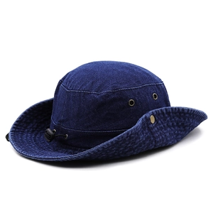 Détail d'un chapeau de soleil en denim bleu avec œillets et cordon de menton réglable