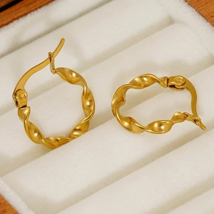Boucles d'oreilles créoles torsadées plaquées or 18K en acier sur boîte à bijoux