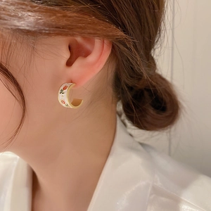 Elegant French vintage C-shaped gold earrings with white enamel and red tulip floral pattern