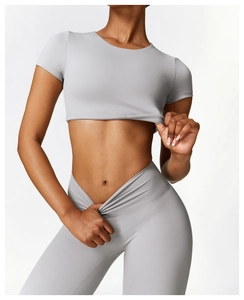 Detailansicht des hellgrauen Yoga-Sets mit bauchfreiem Oberteil und Leggings