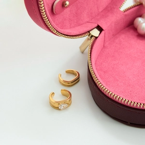 Vista dettagliata di orecchini a clip a C placcati oro 18K con zircone a goccia e astuccio