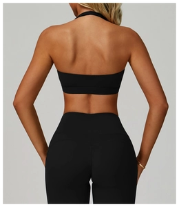 Vue détaillée du dos d'une brassière de sport dos nu avec découpe et coupe ajustée