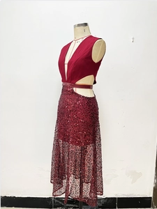 Détail de la robe à paillettes bordeaux avec décolleté en V profond et taille ajourée