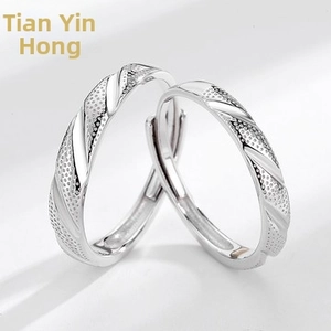 Detail of adjustable S925 silver couple rings with polished and frosted matte finish