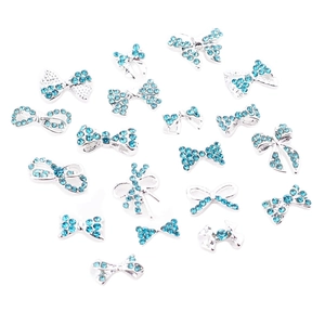Charm's pour ongles nœuds argentés avec strass turquoise pour décoration de manucure