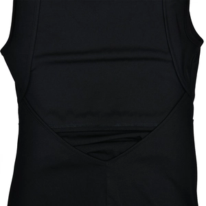 Gros plan d'une robe noire dos nu montrant la texture du tissu et les détails de couture