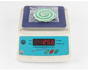 Detailed view of the 25.6g weight measurement for the rainbow fingertip spinner toy