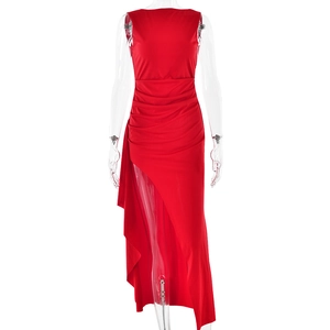 Vue détaillée de la robe longue rouge sans manches avec taille froncée et fente haute