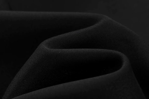 Détail macro du tissu fonctionnel noir de haute qualité avec texture et plis raffinés