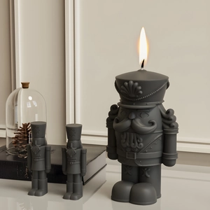 Trois bougies casse-noisette gris foncé de tailles variées pour décoration intérieure