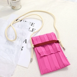 Detailansicht der rosa gestrickten Plissee-Handytasche mit beigem Schultergurt