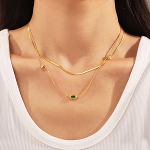Collana a doppio strato in titanio placcato oro 18k con pendenti in vetro colorato