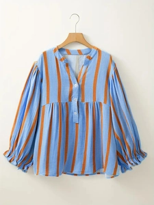 Detail der blau-orange gestreiften Bluse mit V-Ausschnitt und Knöpfen auf Holz-Kleiderbügel
