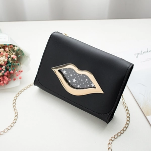 Kleine schwarze Lederumhängetasche mit goldener Kette und unikem lippenförmigem Ausschnitt
