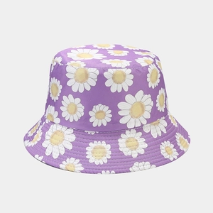 Gros plan du chapeau bob violet avec broderie détaillée de marguerites jaunes et blanches