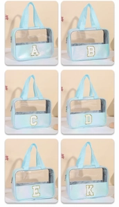 Dettaglio di trousse olografiche blu con toppe di lettere dorate glitterate A-K