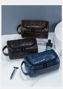 Detailansicht wasserdichter Kulturbeutel aus PU-Leder in Schwarz, Braun und Blau