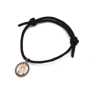 Schwarzes Kordelarmband mit goldenem Maria-Anhänger und blauen Zirkonia auf weißem Grund