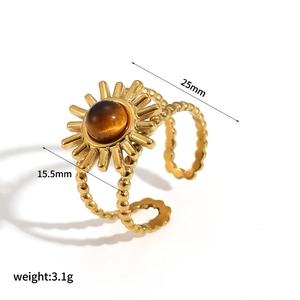 Bague soleil bohème dorée avec pierre œil de tigre et double anneau ouvert perlé