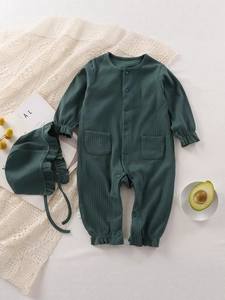 Tutina neonato in cotone a coste verde scuro con cappello coordinato e balze rifinite