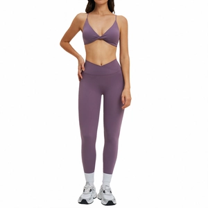 Set yoga da donna viola fumé con reggiseno sportivo intrecciato e leggings a vita alta