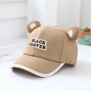 Détail d'une casquette enfant kaki avec oreilles d'ours 3D et broderie lettrée