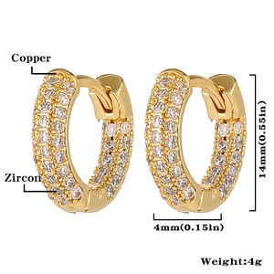 Detalle macro de pendientes de aro chapados en oro de 18K con pavé de circonitas y medidas