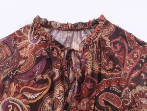 Détail du col à volants et lien de serrage sur une robe en mousseline à cachemire