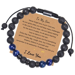Detail von Armband mit blauem Tigerauge und Lavastein auf Geschenkkarte für den Sohn