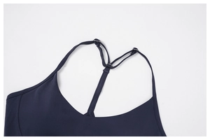 Détail des bretelles réglables en Y sur le soutien-gorge de sport bleu foncé