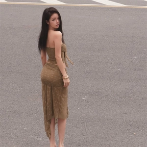 Détail d'un ensemble haut bustier lacé marron et jupe asymétrique pour femme