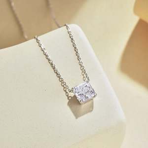 Vue détaillée du collier avec zircon à coupe carrée sur un support de bijoux minimaliste