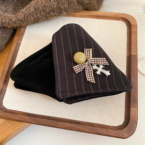 Detail der Haarklammer aus Stoff mit Samtschleife und Strass-Kreuz-Anhänger