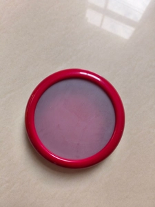 Detalle de contenedor rojo de almacenamiento de frutas con película de sellado elástica