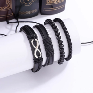 Détail d'un ensemble de 4 bracelets en cuir noir avec un fermoir symbole infini