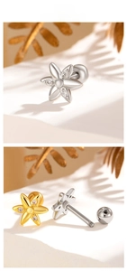 Vista macro dettagliata degli orecchini a fiore a sei petali con strass e chiusura a vite