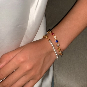 Bracelet en or 18 carats avec zircons et perles serti de pierres multicolores