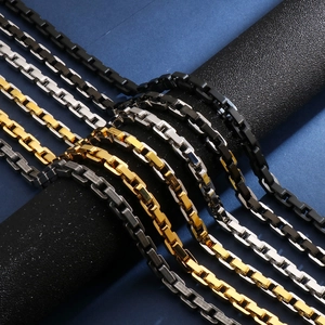 Herren-Halsketten aus Edelstahl in Schwarz, Gold, Silber und Grau als Box-Ketten-Set