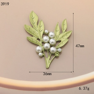 Detail view of leaf-shaped pearl brooch with size measurements and weight specifications