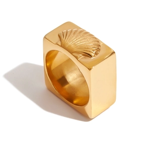 Bague carrée polie en acier inoxydable doré 18K avec motif en relief de coquillage