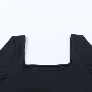 Détail de l'encolure carrée noire sur une robe moulante avec un tissu lisse et doux