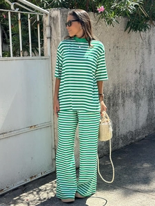 Completo casual da donna a due pezzi a righe verdi e bianche con maglia e pantaloni larghi