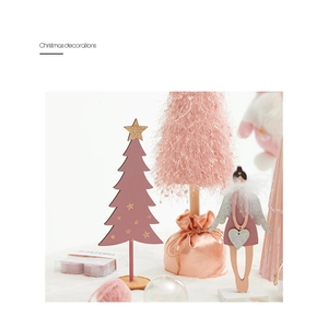 Décorations de Noël roses avec sapins en bois et figurine d'ange sur fond blanc