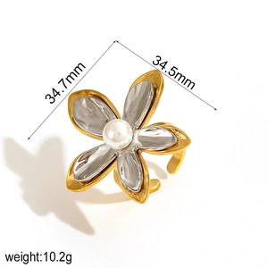 Chic oversized flower ring in two-tone stainless steel with a central white pearl